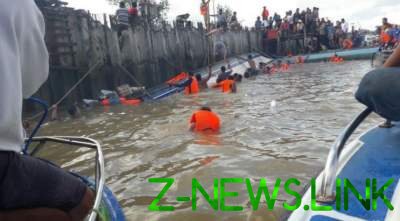 В Индонезии опрокинулась лодка с 48 людьми. Видео