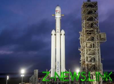 Тяжелая ракета SpaceX поднята на стартовую площадку. Видео