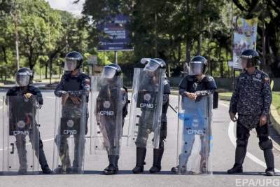 В Венесуэле военнослужащий застрелил в очереди за свининой беременную женщину