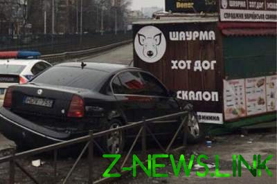 В Киеве автомобиль протаранил ларек с шаурмой