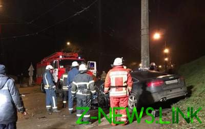 Лобовое столкновение Audi и Mercedes в Киеве: 4 пострадавших. Видео