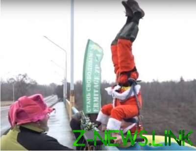 В Запорожье 15 Дедов Морозов устроили прыжки с моста. Видео