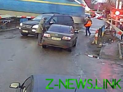 Под Киевом железнодорожник спас водителя джипа от столкновения с поездом. Видео