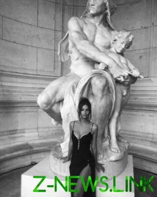 Эмили Ратаковски запостила откровенное фото в парижском музее