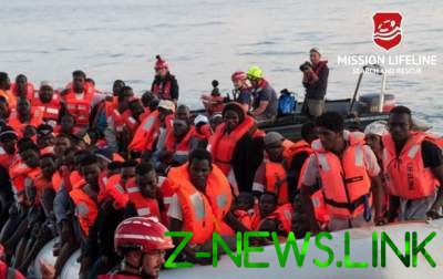 Италия вновь отказалась принимать судно с беженцами