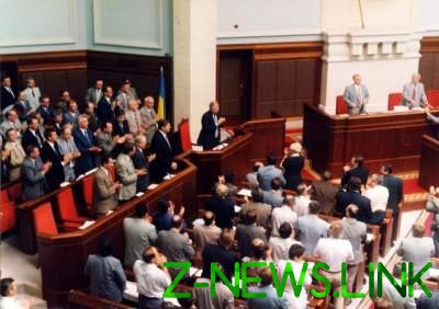 В Украине отмечают День Конституции: как принимали Основной закон 