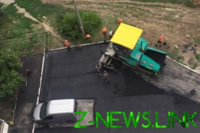 Украинские коммунальщики насмешили новым способом ремонта дорог