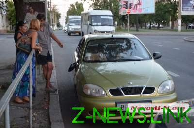 В Николаеве избили водителя, сбившего женщину на переходе