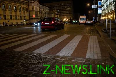 В центре Киева таксист сбил девушку на пешеходном переходе