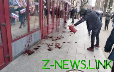 В Киеве националисты облили кровью здание НАБУ