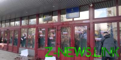 В Киеве националисты облили кровью здание НАБУ
