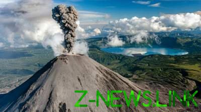 В России вулкан выбросил четырехкилометровый столб пепла 