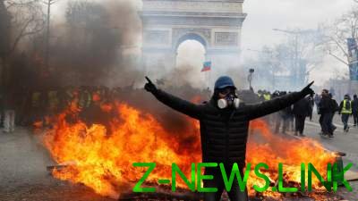В Париже резко вырос уровень насилия на протестах "желтых жилетов"
