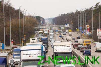 На выезде из Киева от столкновения с грузовиком перевернулся Infinity 