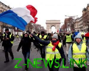 Во Франции "желтые жилеты" протестуют, несмотря на запрет правительства. Видео