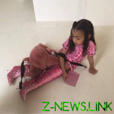 Пятилетняя дочь Ким Кардашьян примерила высокие каблуки