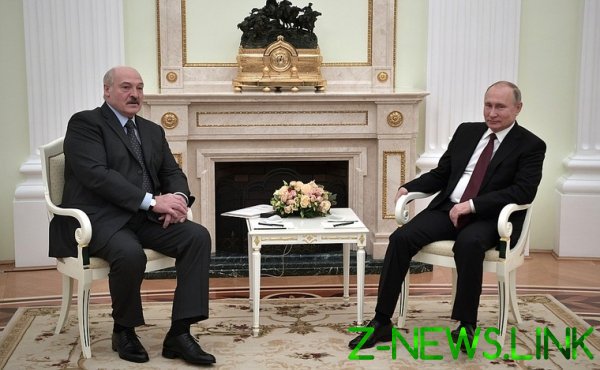 Лукашенко подарил Путину четыре мешка картошки и сало