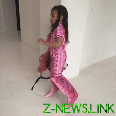 Пятилетняя дочь Ким Кардашьян примерила высокие каблуки