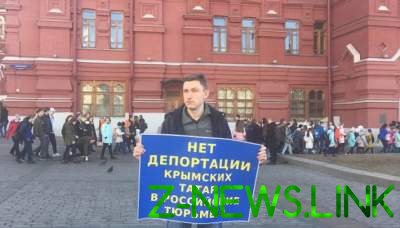 В Москве активист вышел на одиночный пикет из-за арестов крымских татар