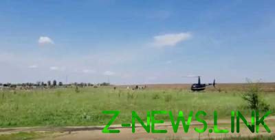 В Смеле возле территории кладбища приземлился вертолет. Видео