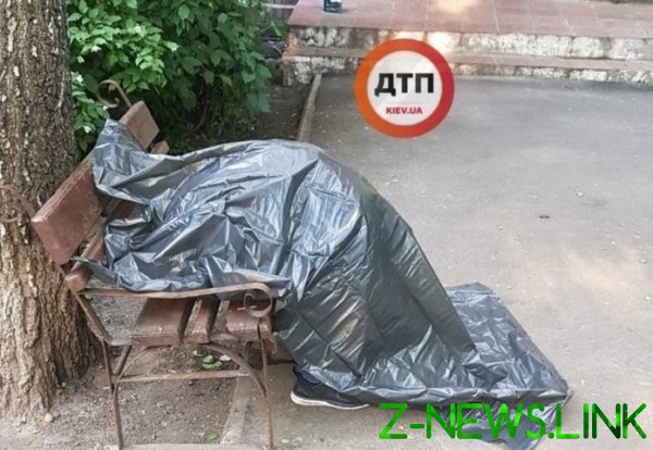 В Киеве во дворе дома нашли тело мужчины