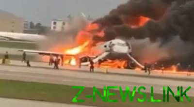 В Сети показали кадры сгоревшего самолета Superjet. Видео