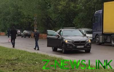 На улице Львова во время движения взорвался автомобиль BMW. Видео
