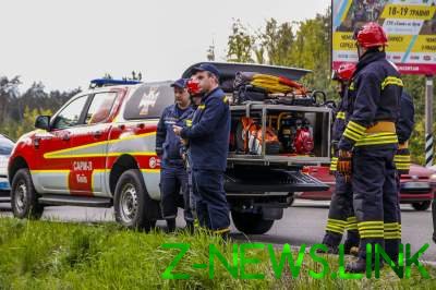 Смертельное ДТП под Киевом: погибшего водителя вырезали спасатели