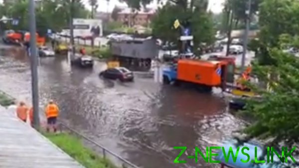 В Киеве из-за дождя возле метро образовалось «озеро»
