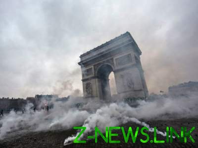 В Париже восстановят Триумфальную арку