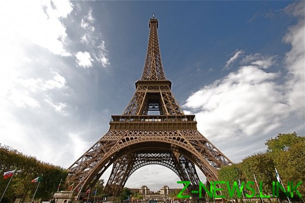 В Париже россиянин залез на Эйфелеву башню и требовал убежища