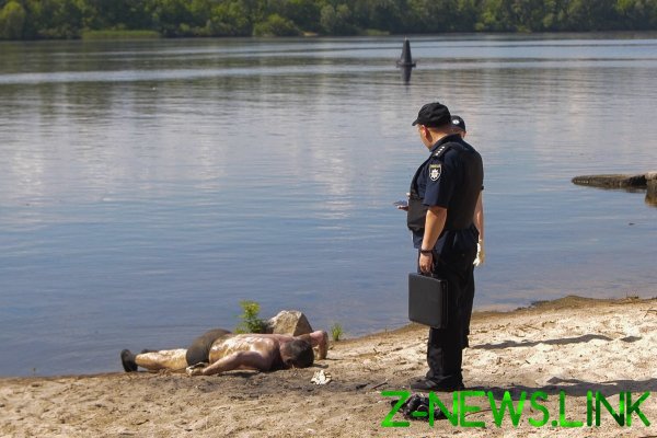 В Киеве из реки выловили тело мужчины