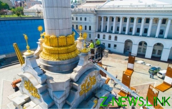 Как в Киеве мыли огромный Монумент Независимости. Видео