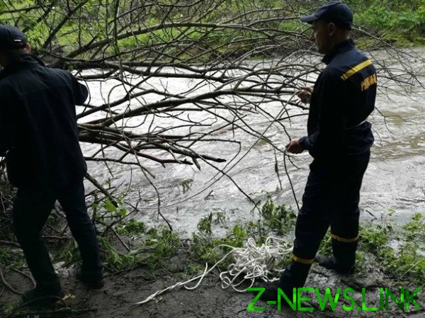 На Закарпатье нашли тело ребенка, которого смыло паводковой волной