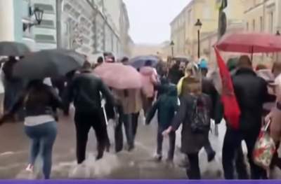 Обильные ливни и град затопили города в России. Видео