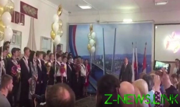 Мэр Владивостока оговорился и отправил выпускников в «последний путь». Видео