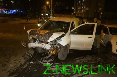 В Киеве Mercedes столкнулся с автомобилем службы охраны