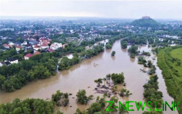 Последствия наводнения в Мукачево сняли с помощью дрона. Видео