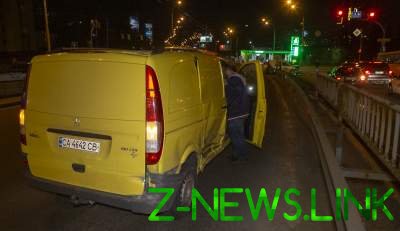 В Киеве Mercedes столкнулся с автомобилем службы охраны