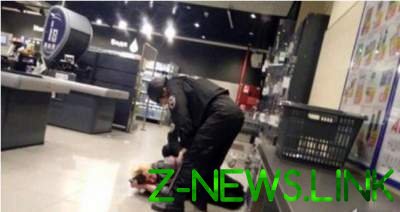 В Кривом Роге пьяная женщина избила кассира супермаркета. Видео