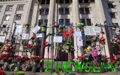 Годовщина трагедии в Одессе: к Дому профсоюзов несут цветы