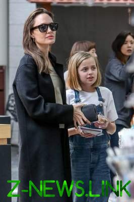 Анджелину Джоли сфотографировали на прогулке с дочерью