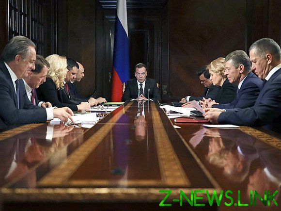 Медведев подсчитал расходы на нацпроекты