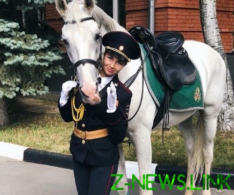 В Москве сотрудница конной полиции заявила, что ее уволили из-за подписки на Навального