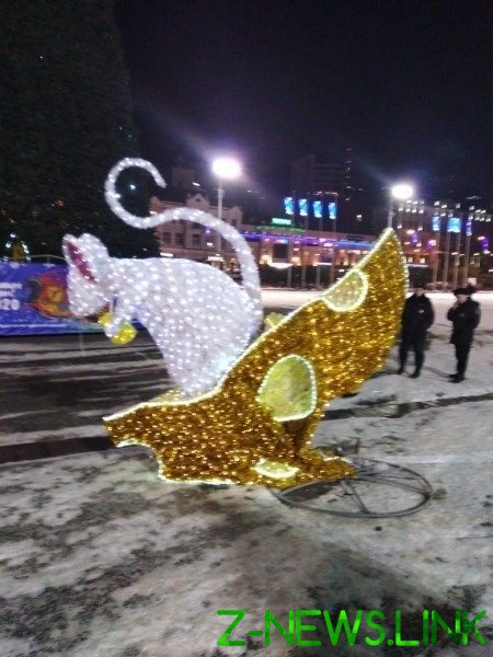 Во Владивостоке дрифтер сломал новогоднюю фигуру мыши за 677 тысяч рублей