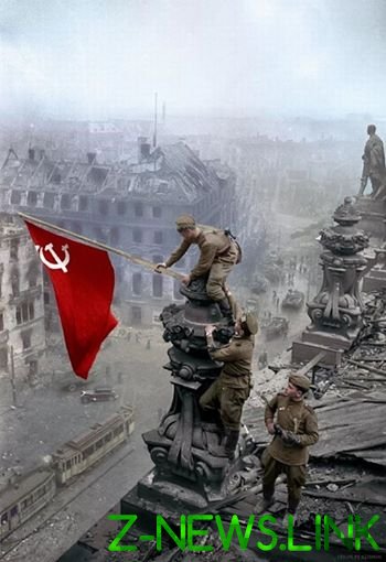 Facebook удаляет посты со снимком Знамени Победы над Рейхстагом