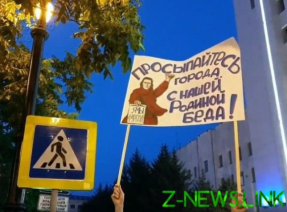 «Нам больно»: в Хабаровске протестующие вновь окружили здание правительства