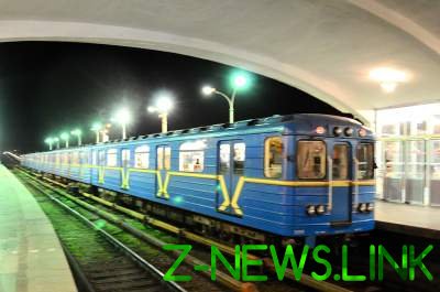 Киевлянин попал под поезд в метро 