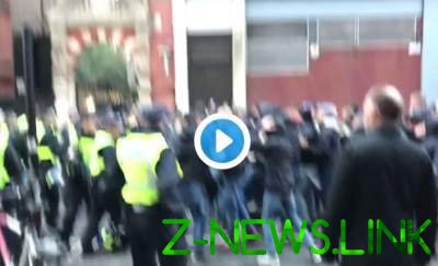 Итальянские болельщики подрались с лондонской полицией. Видео