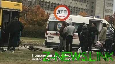 Жуткое ДТП в Киеве: легковушка на большой скорости сбила велосипедиста 